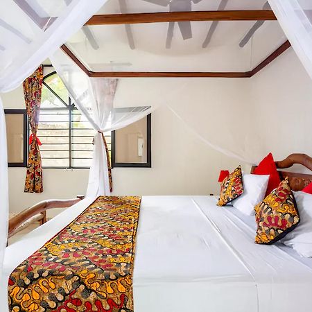 Bed and Breakfast Zarafa House Diani Beach Esterno foto