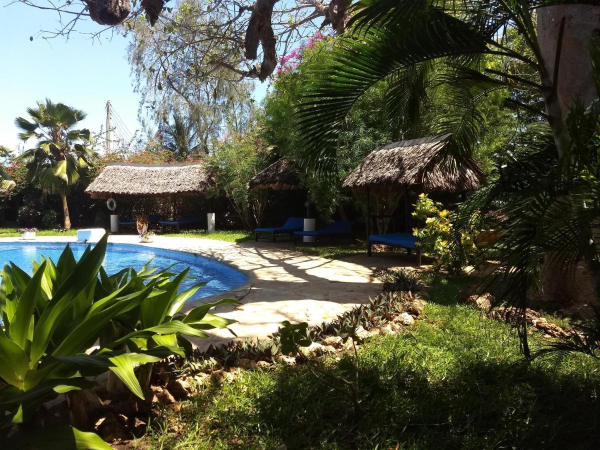 Bed and Breakfast Zarafa House Diani Beach Esterno foto