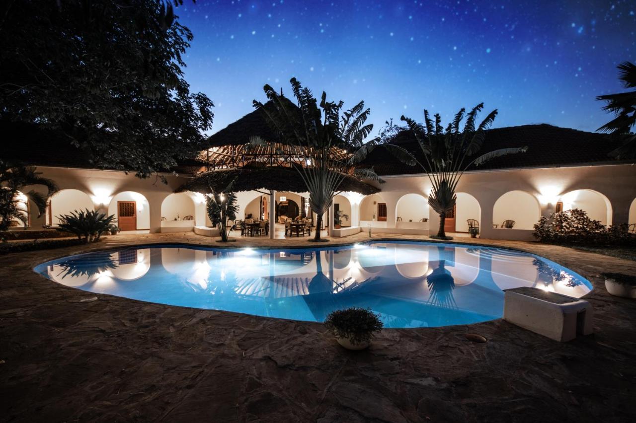 Bed and Breakfast Zarafa House Diani Beach Esterno foto