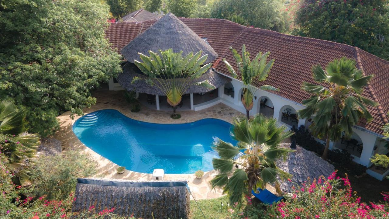 Bed and Breakfast Zarafa House Diani Beach Esterno foto