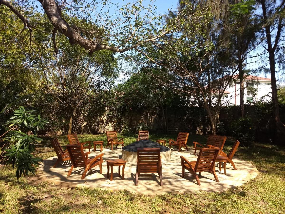 Bed and Breakfast Zarafa House Diani Beach Esterno foto