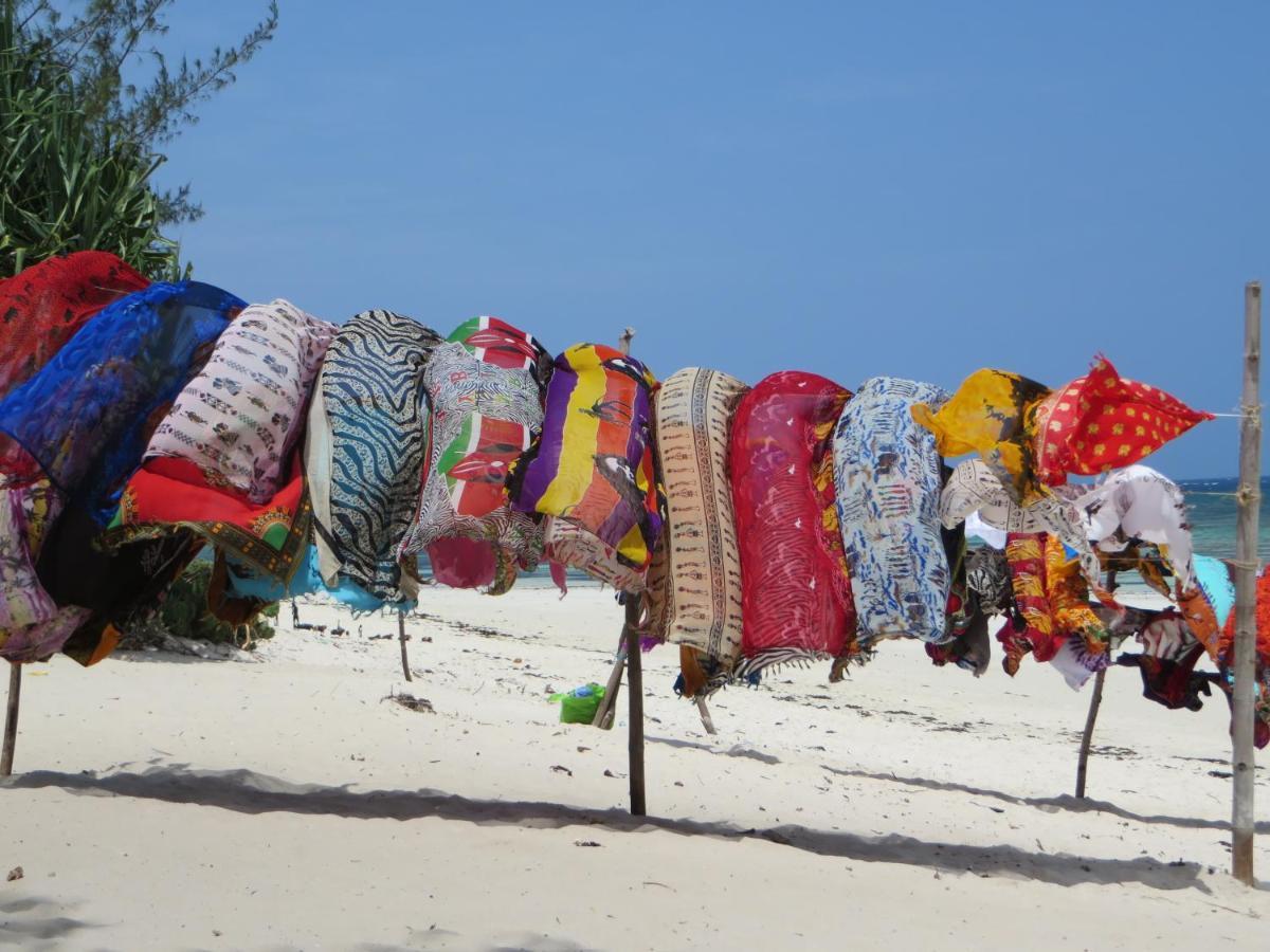 Bed and Breakfast Zarafa House Diani Beach Esterno foto
