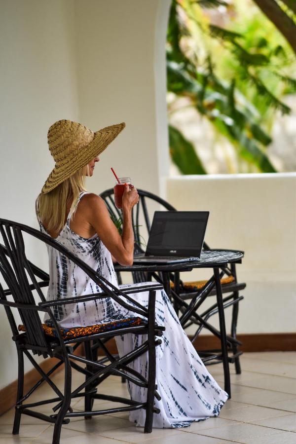 Bed and Breakfast Zarafa House Diani Beach Esterno foto
