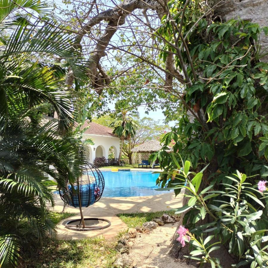 Bed and Breakfast Zarafa House Diani Beach Esterno foto