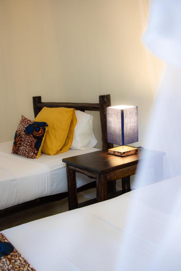 Bed and Breakfast Zarafa House Diani Beach Esterno foto