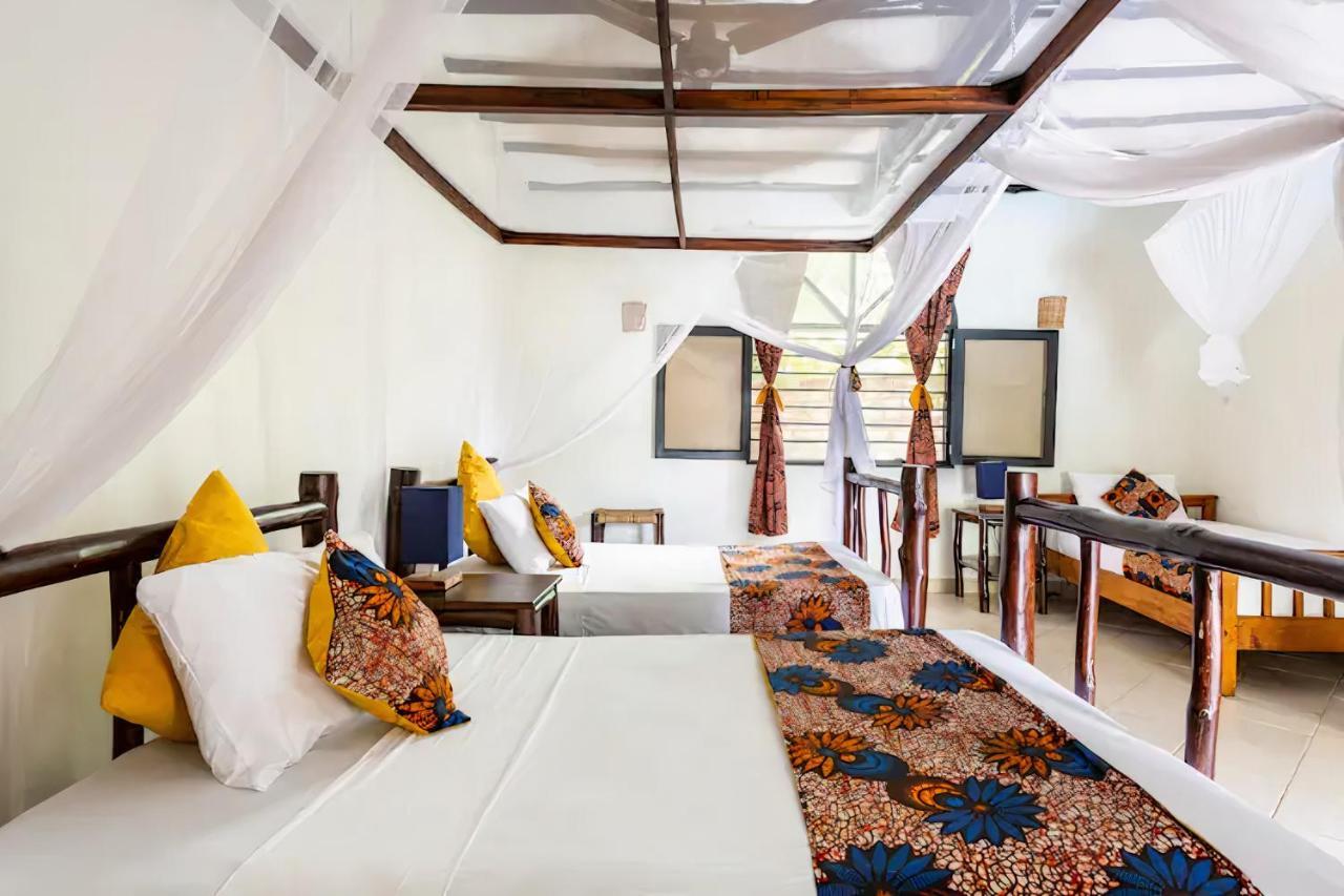 Bed and Breakfast Zarafa House Diani Beach Esterno foto
