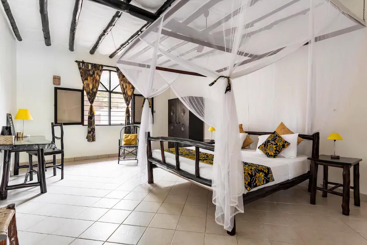 Bed and Breakfast Zarafa House Diani Beach Esterno foto