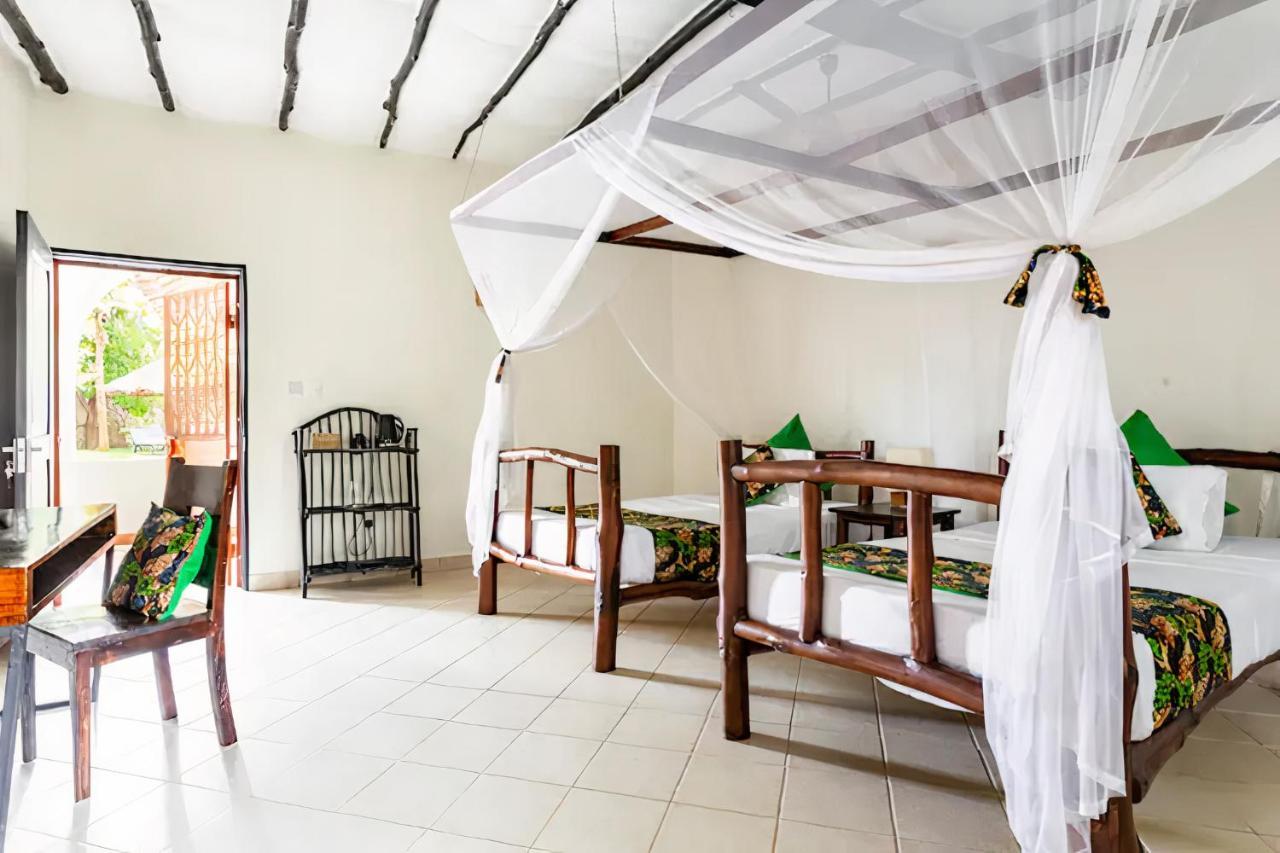 Bed and Breakfast Zarafa House Diani Beach Esterno foto