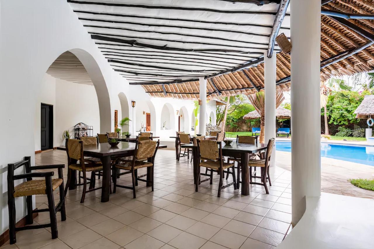 Bed and Breakfast Zarafa House Diani Beach Esterno foto