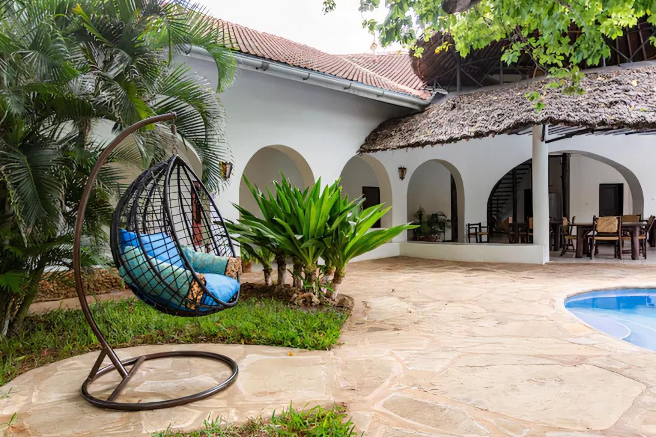 Bed and Breakfast Zarafa House Diani Beach Esterno foto