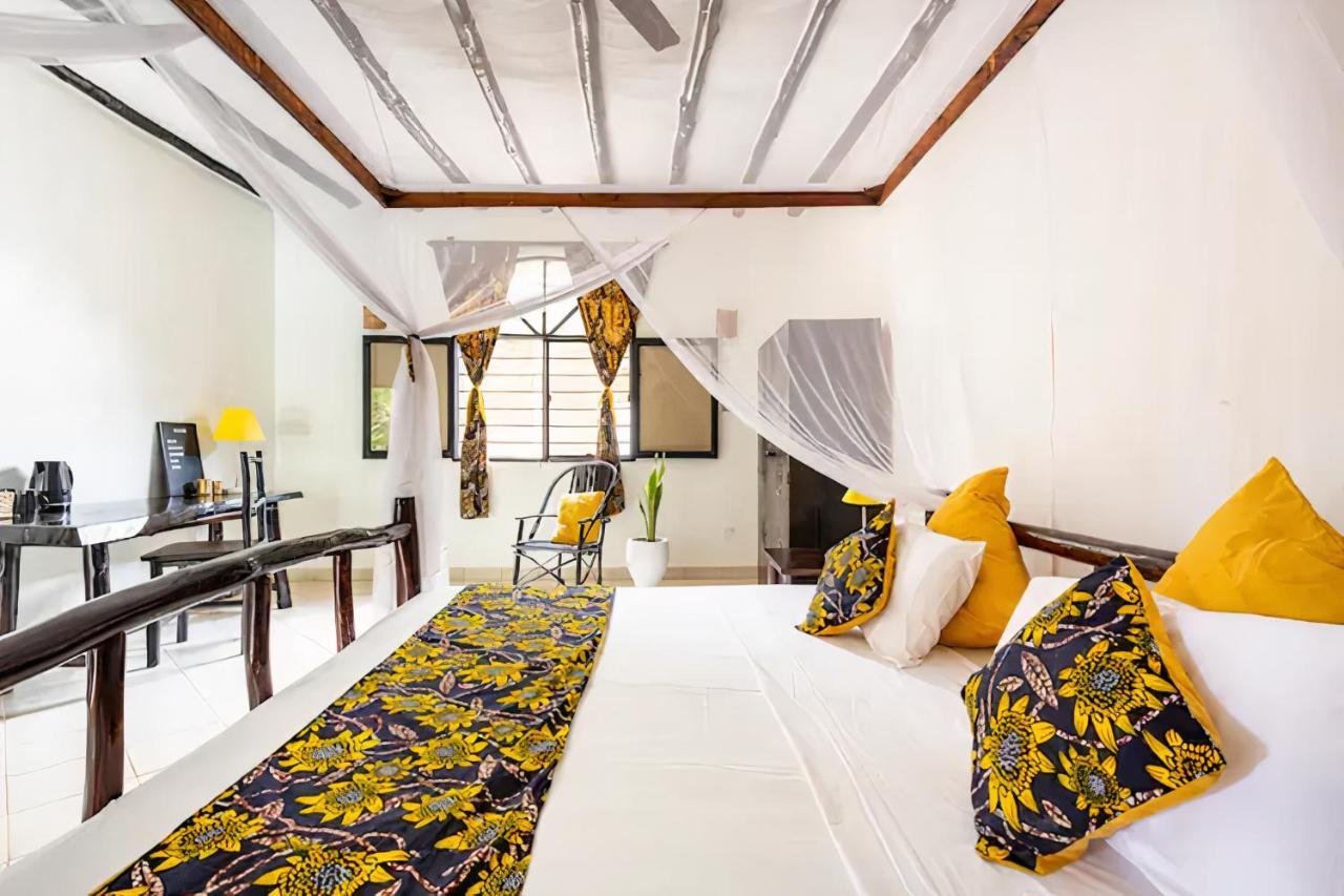 Bed and Breakfast Zarafa House Diani Beach Esterno foto