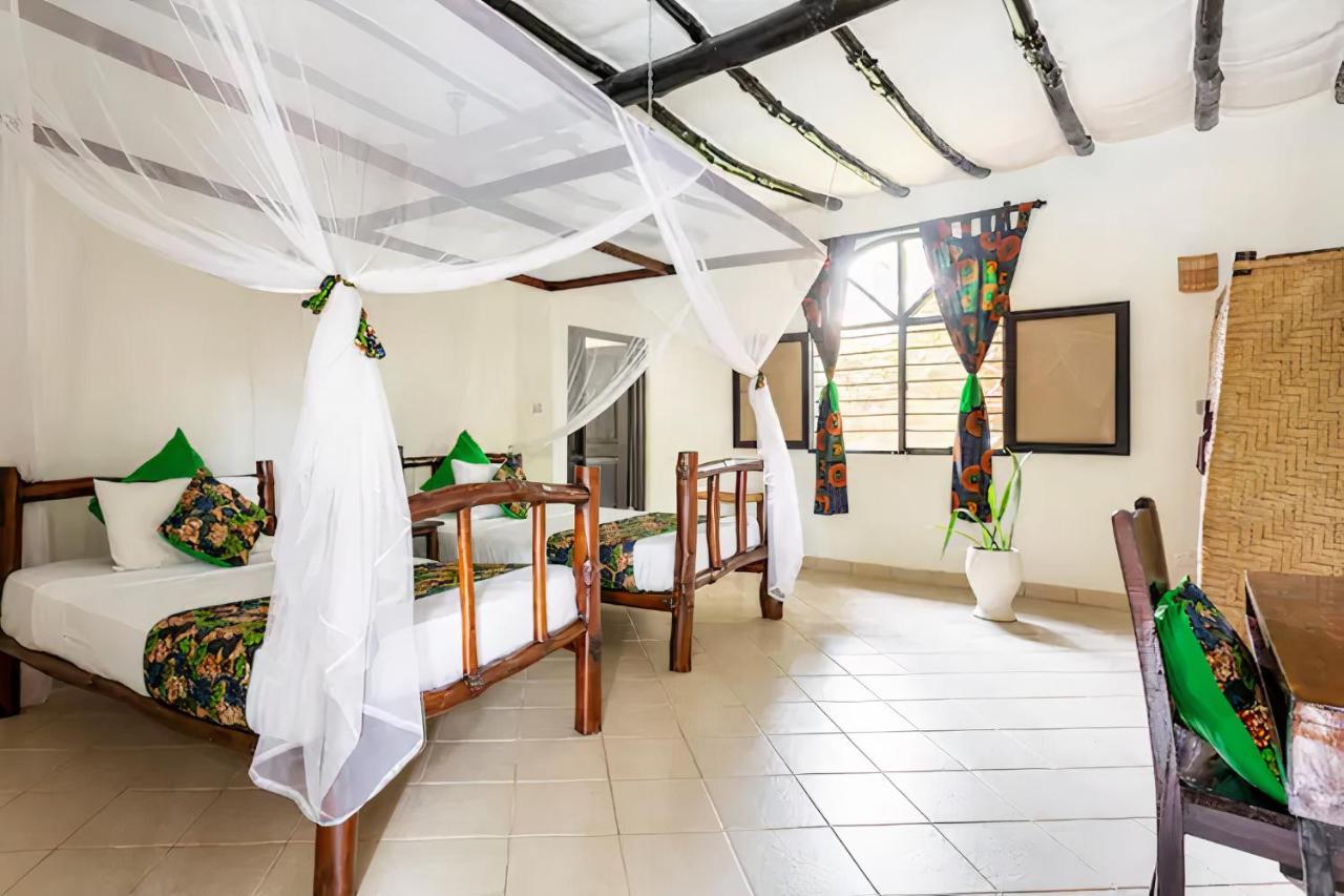Bed and Breakfast Zarafa House Diani Beach Esterno foto