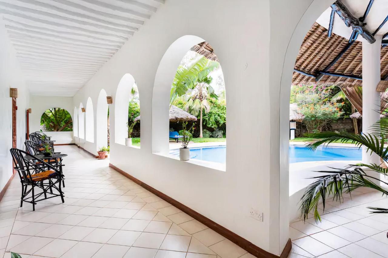 Bed and Breakfast Zarafa House Diani Beach Esterno foto