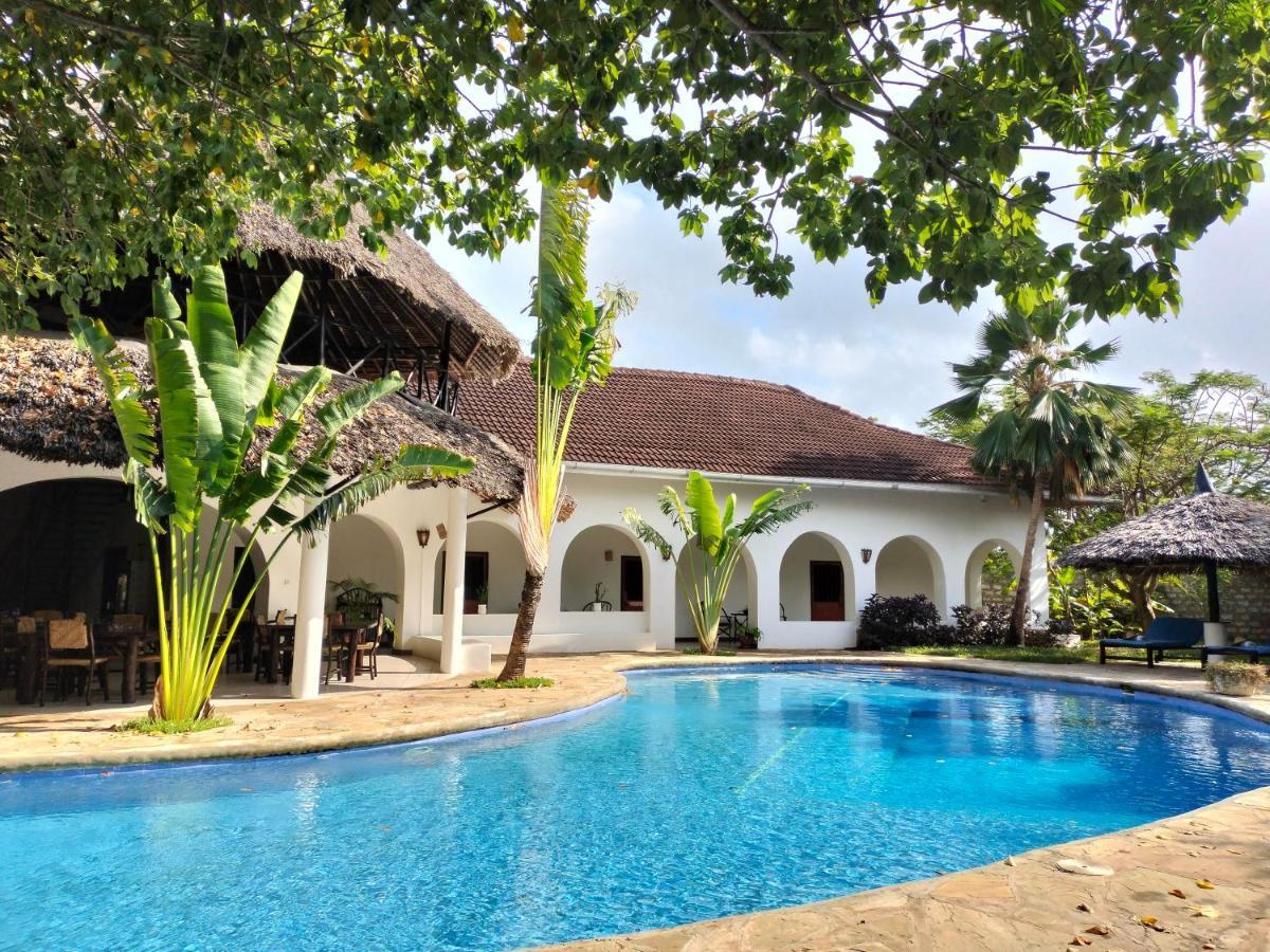 Bed and Breakfast Zarafa House Diani Beach Esterno foto
