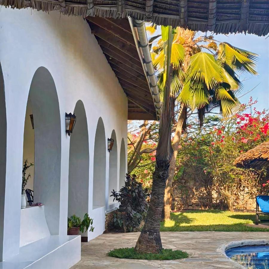 Bed and Breakfast Zarafa House Diani Beach Esterno foto