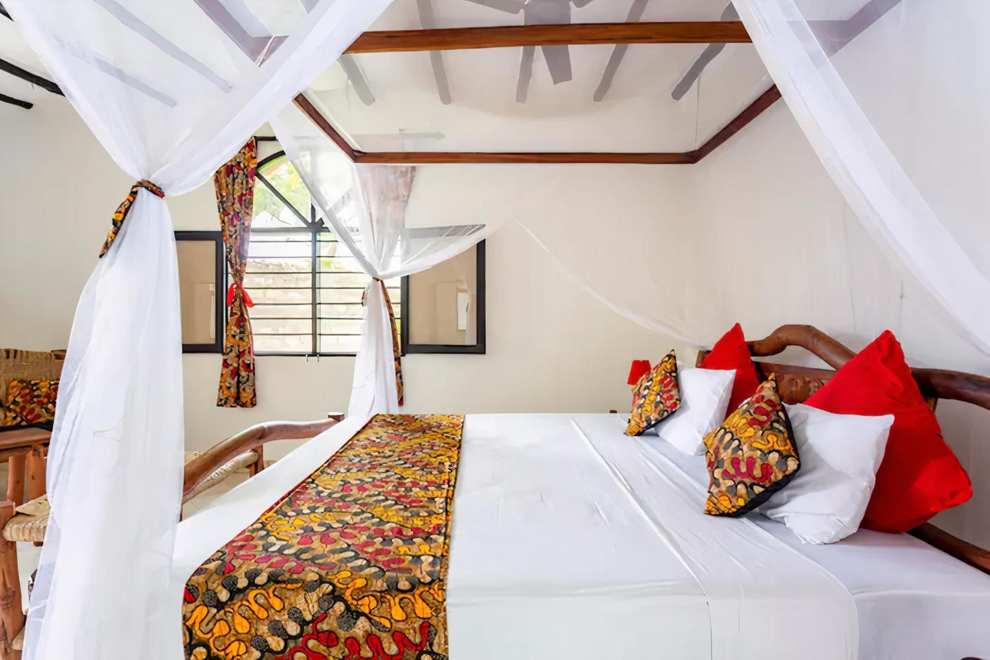 Bed and Breakfast Zarafa House Diani Beach Esterno foto